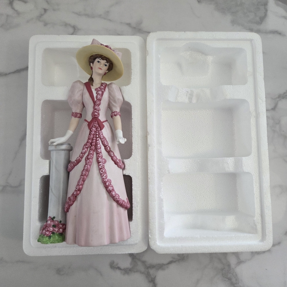 Avon Mrs. Albee 2015 Figurine Collectors Edition - Picture 12 of 16